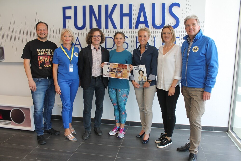(v.l.n.r.) Bernd Jungwirth|FUNKHAUS LANDSHUT, Daniela Rech|Lions Club Landshut-Wittelsbach, Armin Dantl|AlpenStrand, Nina Schurtzmann|Gewinnerin, Melanie Ziegler|FUNKHAUS LANDSHUT, Marina Borst|BMW Group Werk Landshut, Peter Schnitzer|Lions Club Landshut-Wittelsbach
