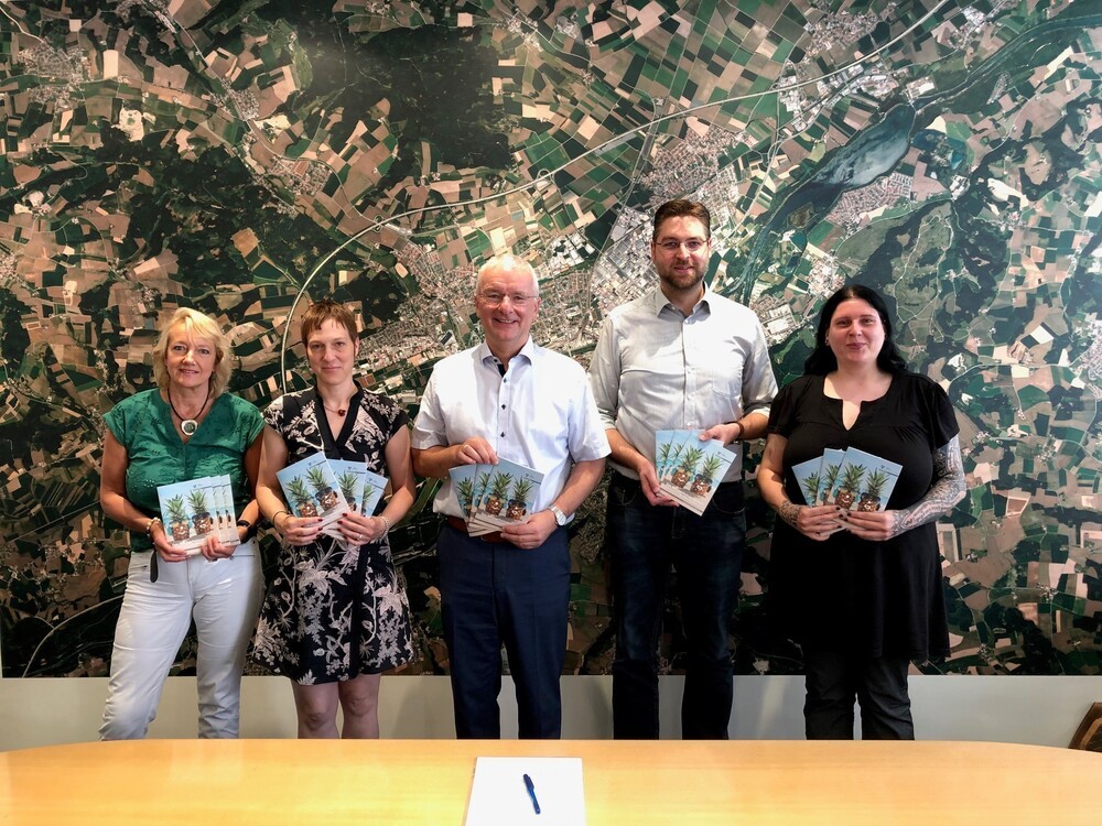v.l.: Johanna Behrens vom Diakonischen Werk, Amélie Holtzmann von der VHS Landshut, Oberbürgermeister Alexander Putz, Matthias Nowack und Manuela Kamml von der kommunalen Jugendarbeit der Stadt Landshut