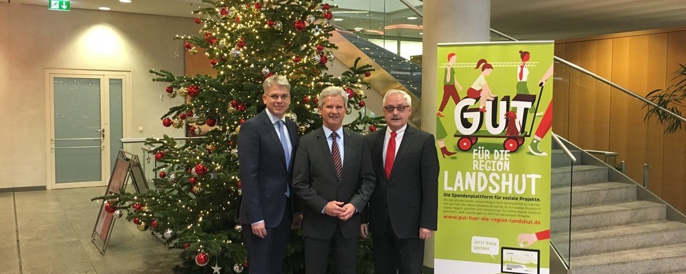 Die Vorstandsmitglieder der Sparkasse Landshut Helmut Muggenthaler und Dietmar Bruckner mit Pressesprecher Thomas Joos