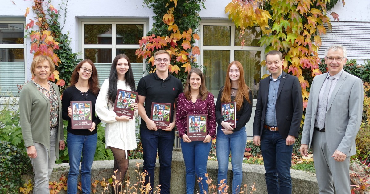 Gratulation an neue Mitarbeiter des Landkreises Dingolfing-Landau | Radio Trausnitz